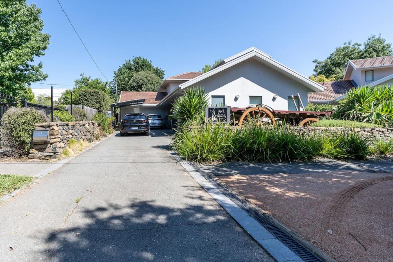 Serene 2BR House near the heart of Kingston - Hosted by CanStay - B&B Kingston