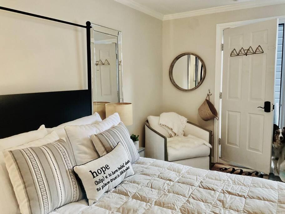 Beautiful Modern In-town Studio with Kitchenette - B&B