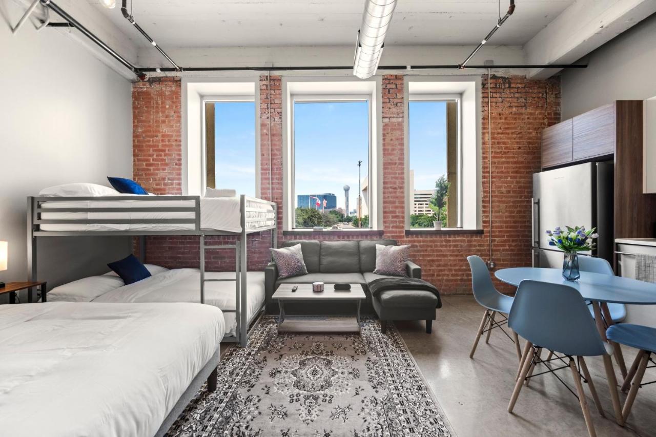 Stunning Downtown Apartment with Pool, Laundry, Parking - Chambres d’hôtes