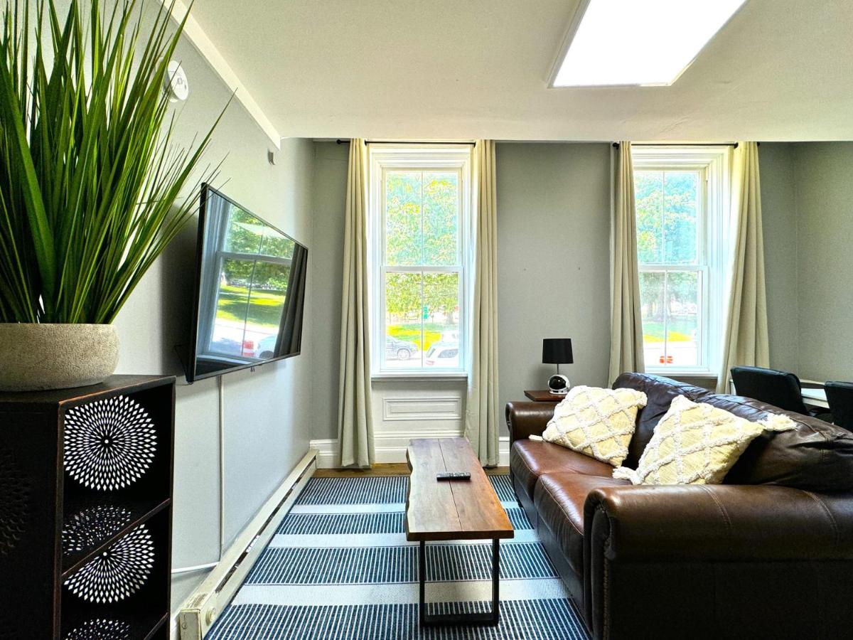 The Grayson at Park Place- cozy and fully updated with King bed free coffee and fast WIFI - B&B
