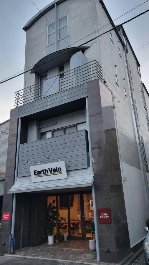 EarthVeloビル一棟貸しでフルリノベ済み各階に風呂トイレありで好立地でコスパ最高をめざしている宿です - Chambres d’hôtes