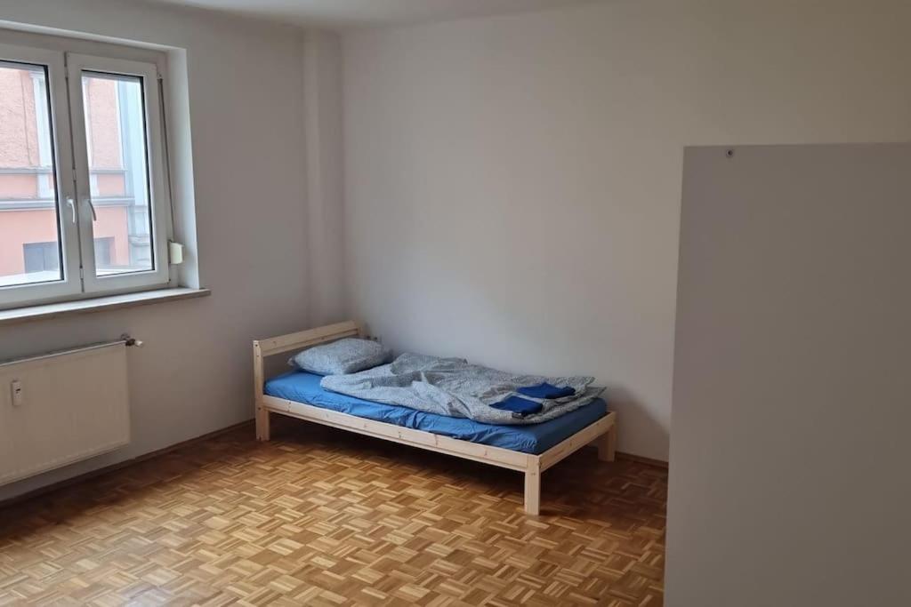 Großräumig und zentral inklusive Parkplatz - Ferienwohnung