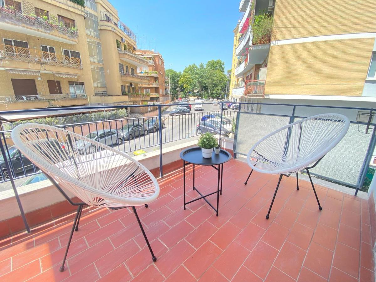 Golden Essence Apartment - terrace & metro - B&B Roma