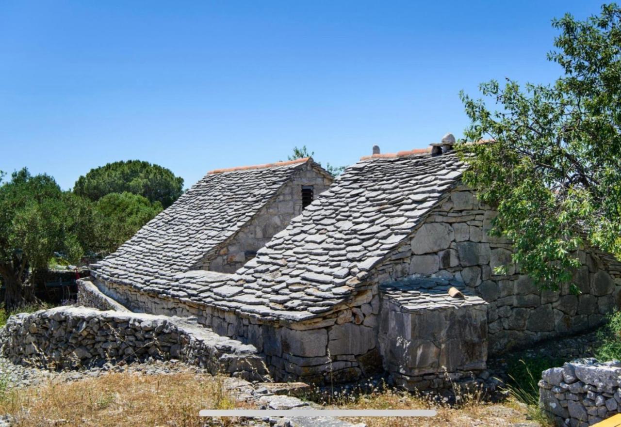 Romantic stone house and yard near stunning beach - B&B Veliki Drvenik