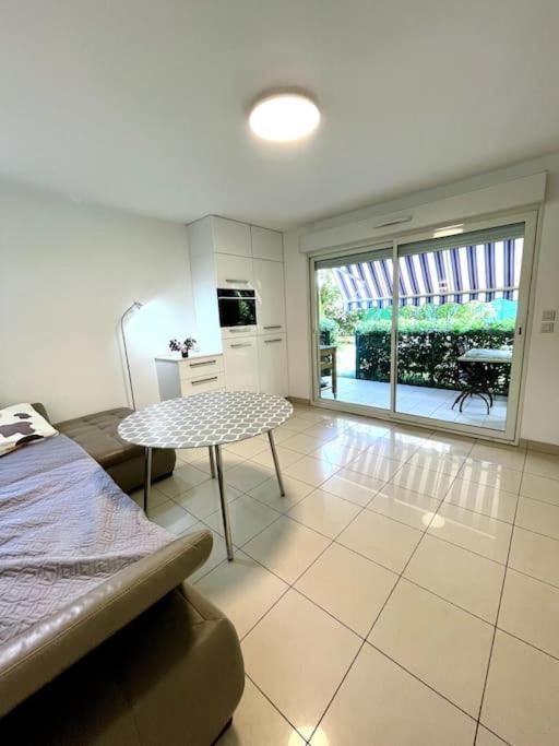 Jolie Appartement de Bord de la Mer Côte d'Azur - B&B