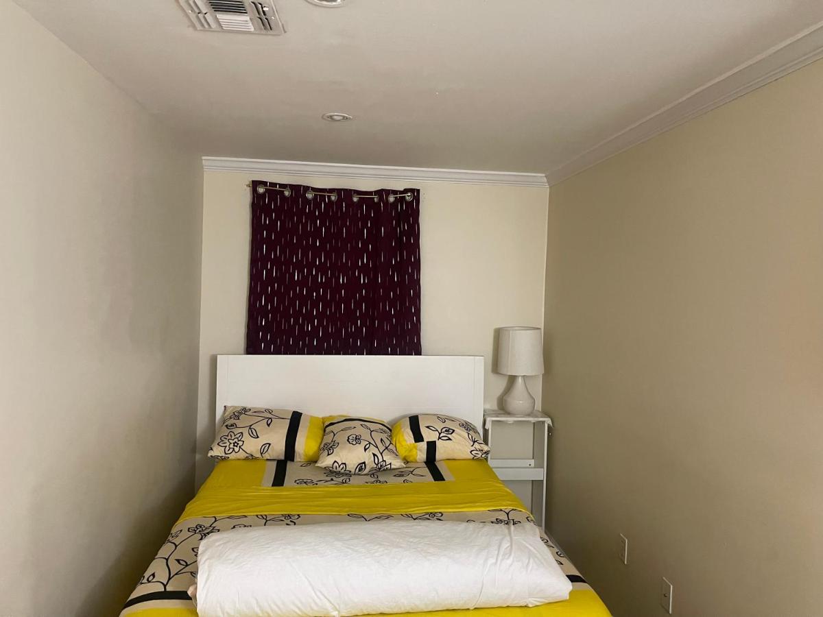 Peculiar 96 - Bed and Breakfast Newark