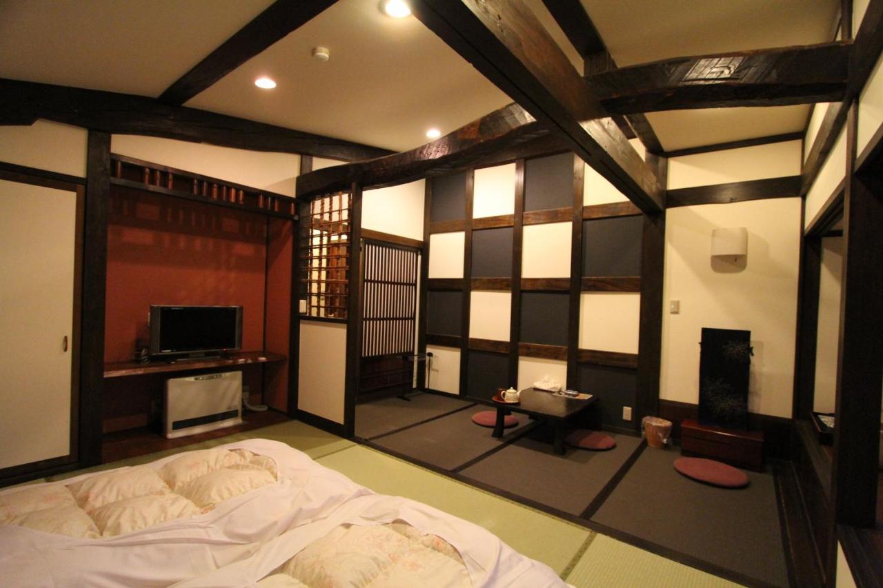 Habitación de estilo japonés con baño compartido