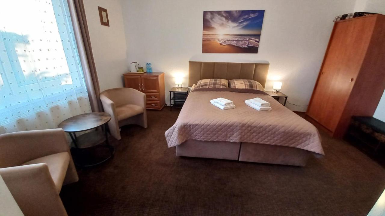 Habitación con cama extragrande y balcón