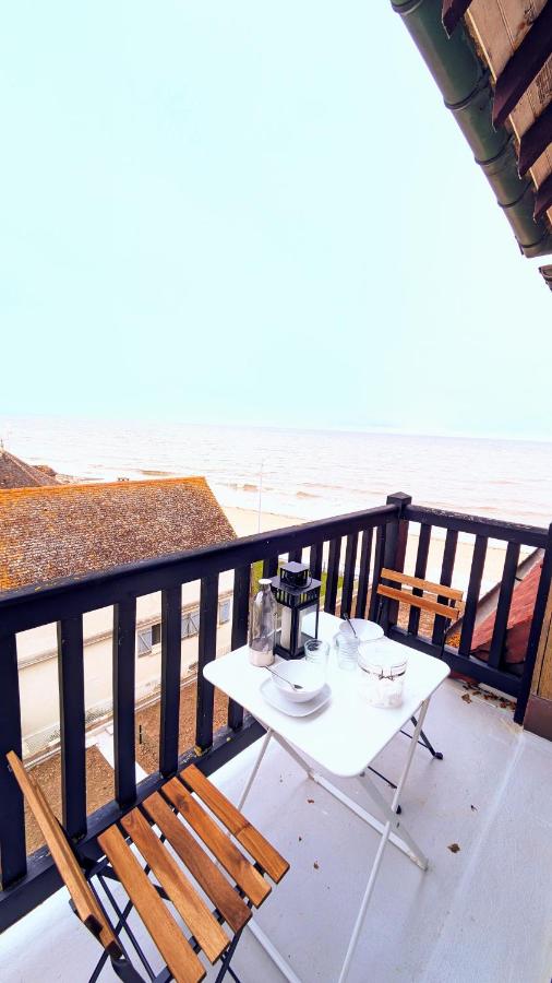 L'Echandon, Superbe F2 vue mer accès plage immédiat - B&B