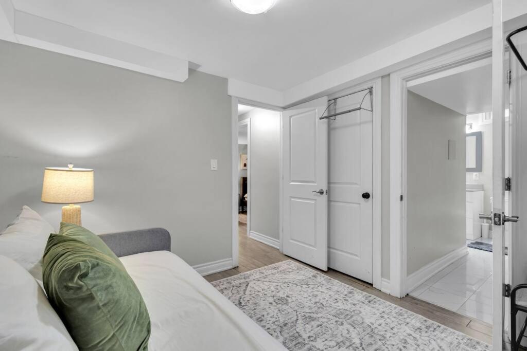 Cosy Guest Suite Near Shops, Transit, Hwy and GO! - B&B Mississauga