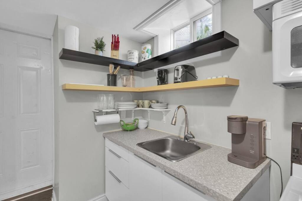 Cosy Guest Suite Near Shops, Transit, Hwy and GO! - B&B Mississauga
