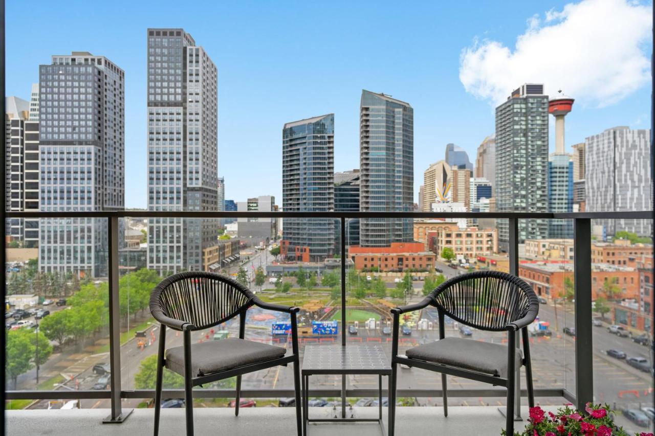 NEW "The Draper" Luxury Corner Unit & PRIME Downtown - Near Stampede, Saddledome, BMO Centre! FREE Parking, Banff Pass, & Wine! - B&B