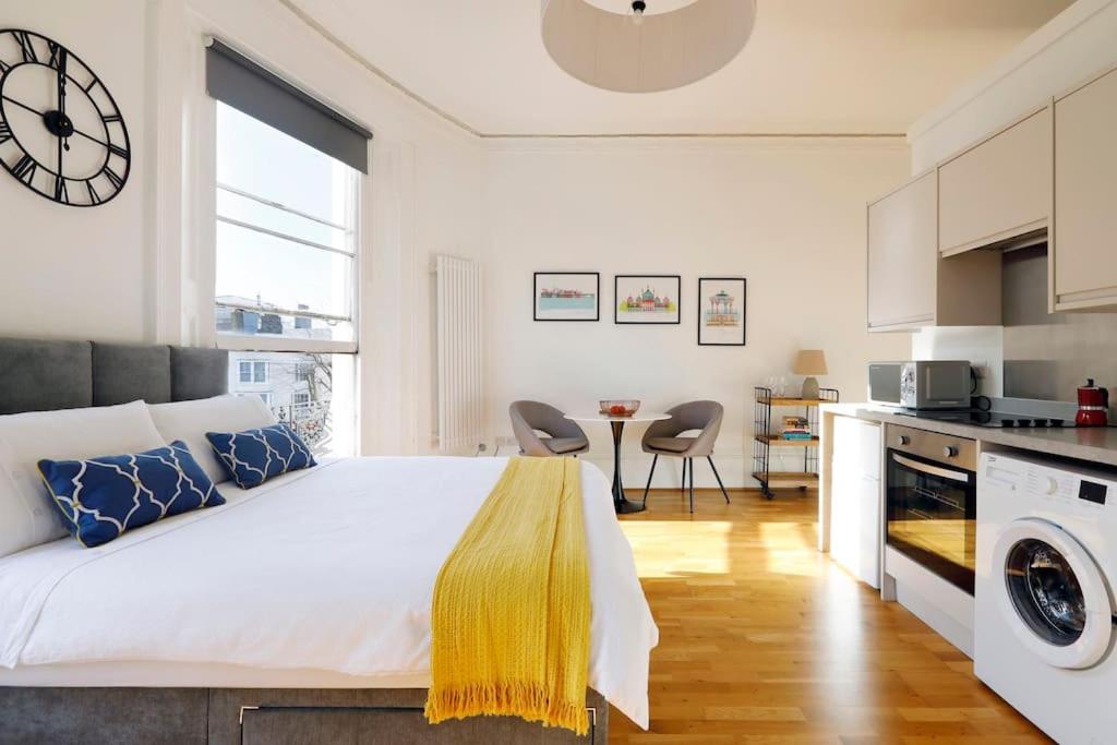 Light and Spacious Brunswick by the Sea - B&B