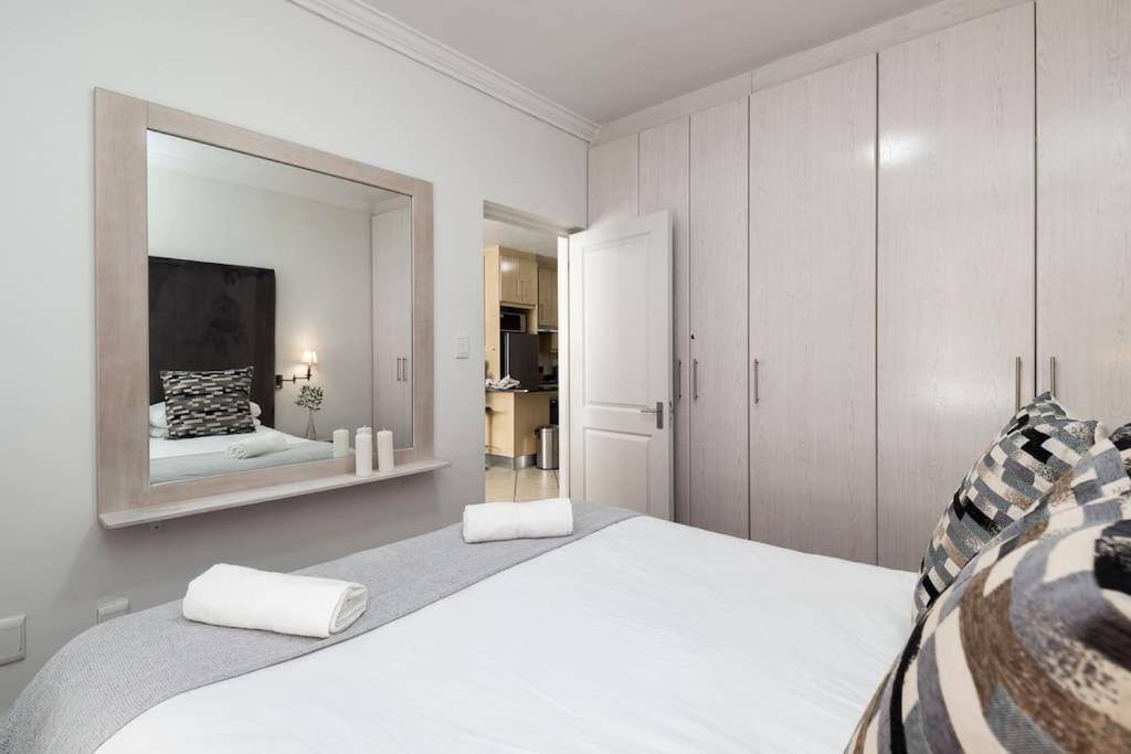 Spacious 1 Bedroom Flat Church St Stellenbosch - Chambres d’hôtes Stellenbosch