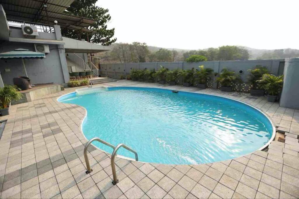 Jumbo pool villa, Ambernath - B&B Ambarnath