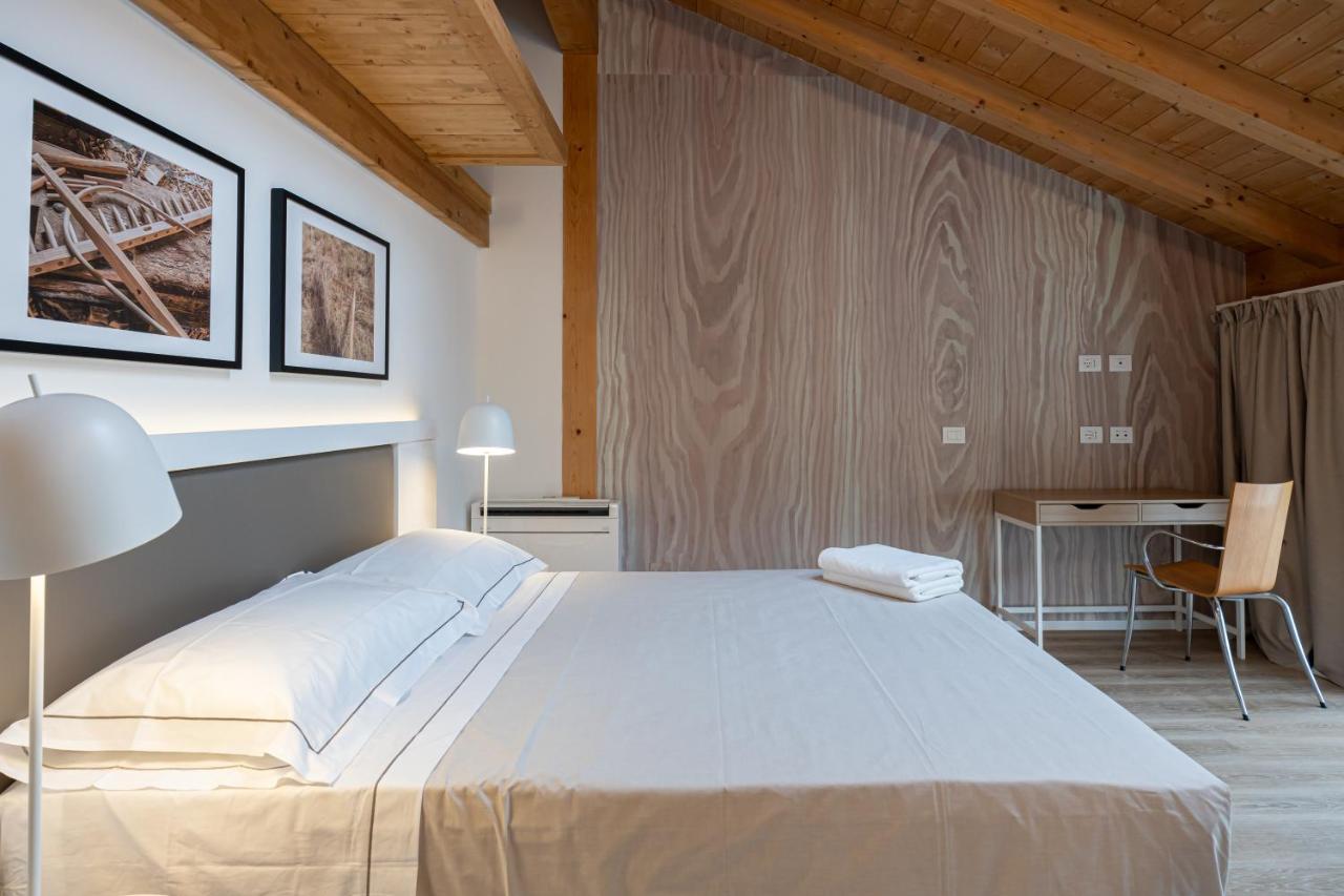 King Room with Roll-In Shower - Disability Access