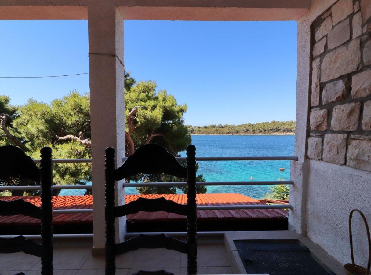 Apartments Karbuni By The Sea - Chambres d'hôtes Blato