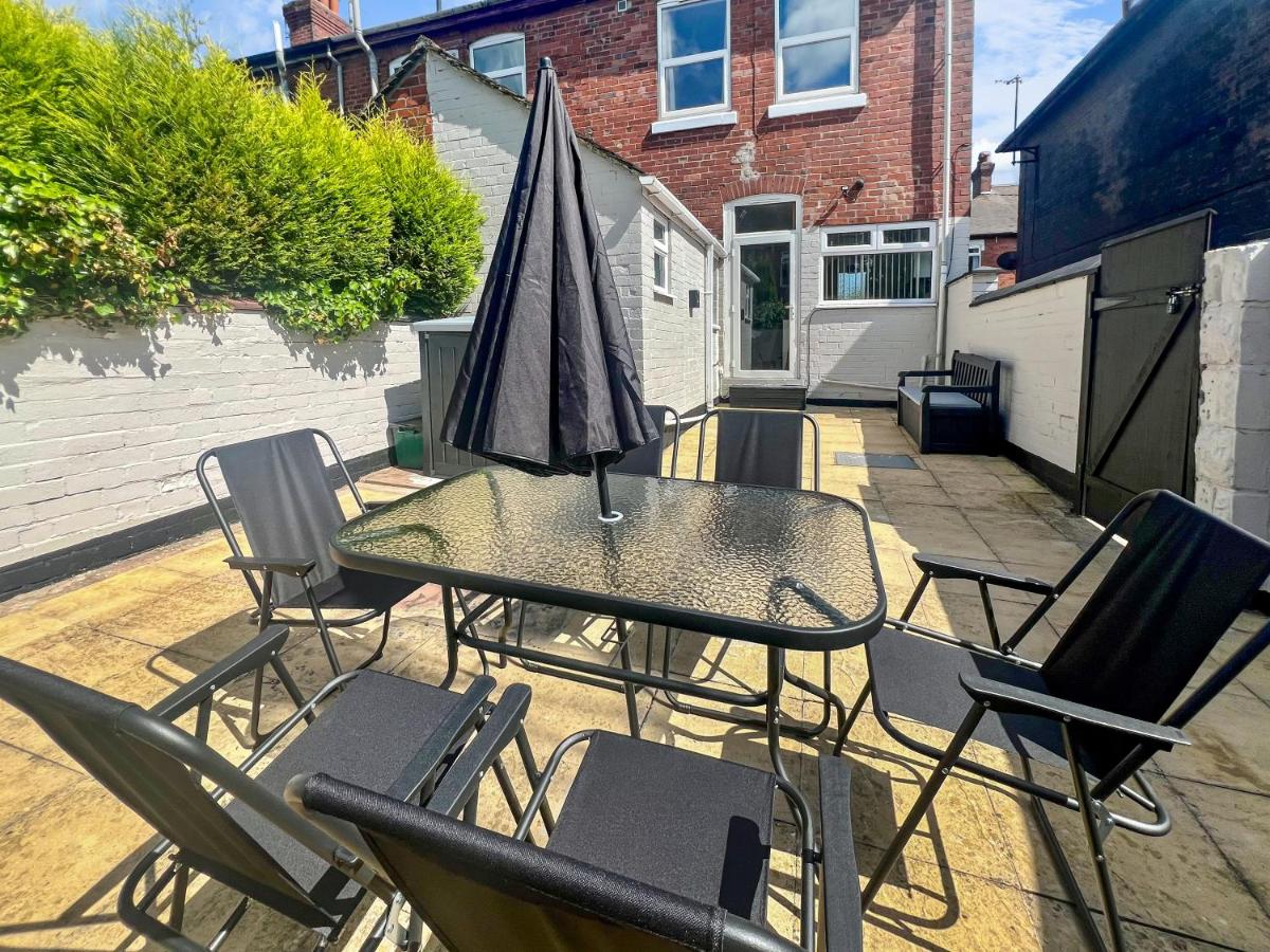 Stylish House Near Hospital with Free Parking - Bed and Breakfast