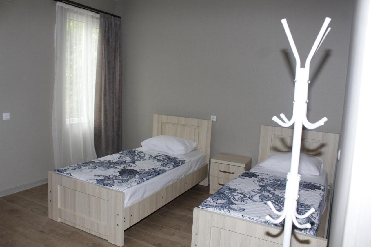 Doppel-/Zweibettzimmer mit Balkon