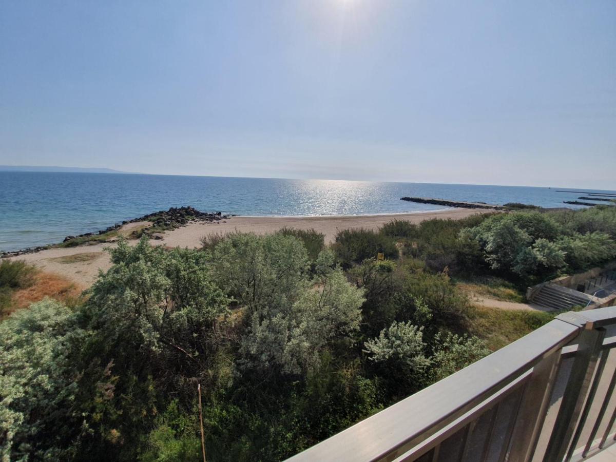 One-Bedroom Apartment with Sea View