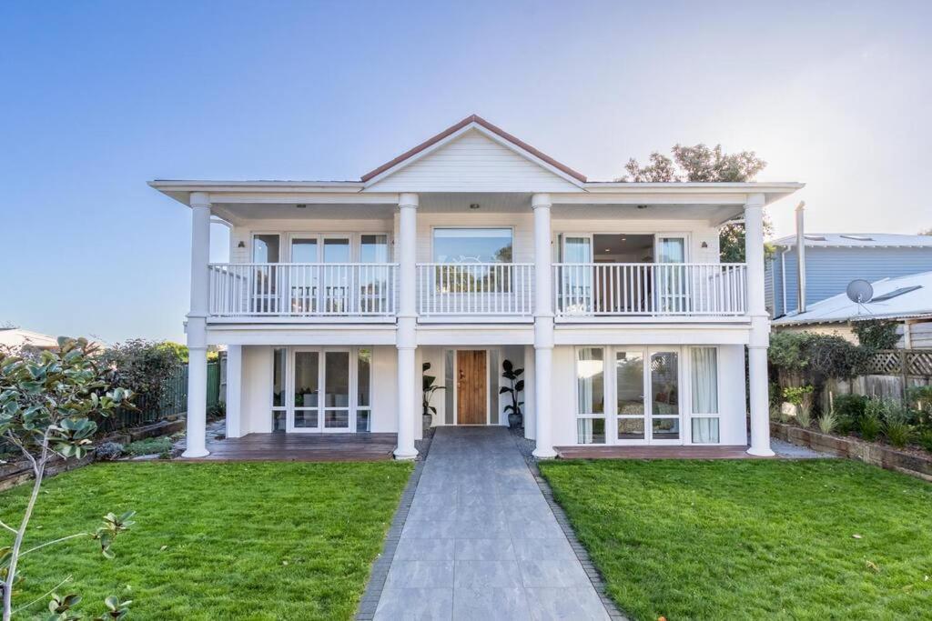 Beachfront Kāpiti Sands, sleeps up to 24 - B&B