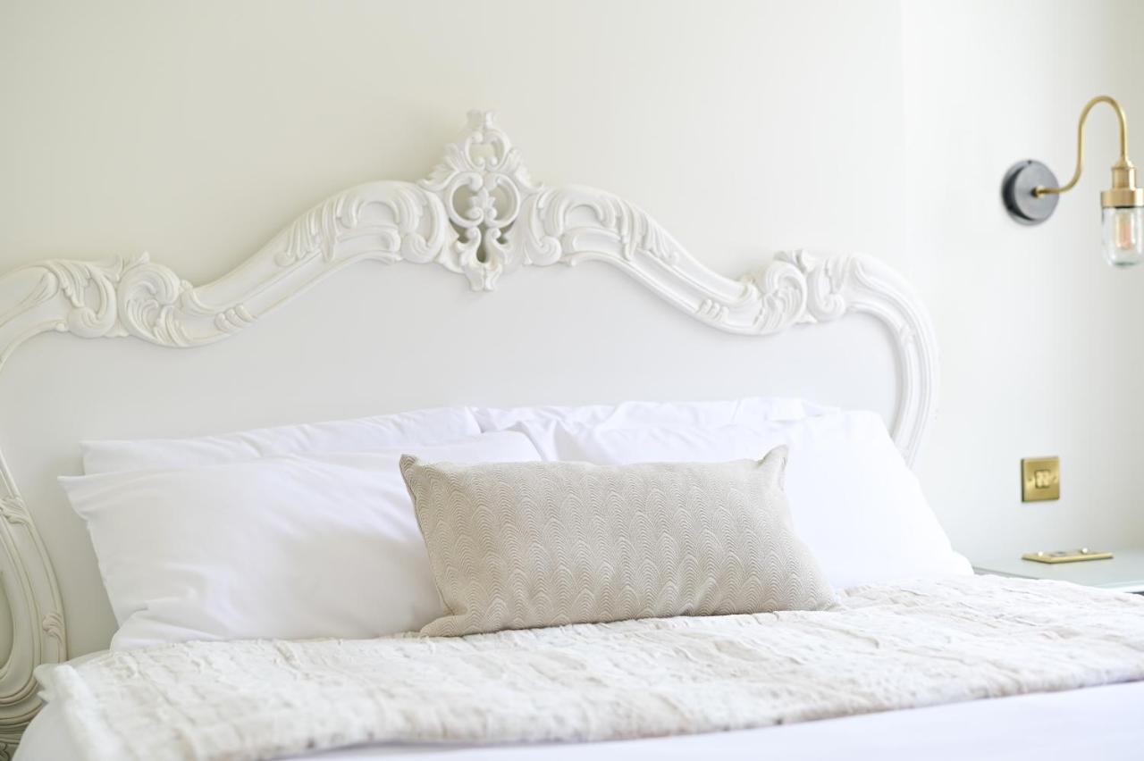 Habitación con cama extragrande.