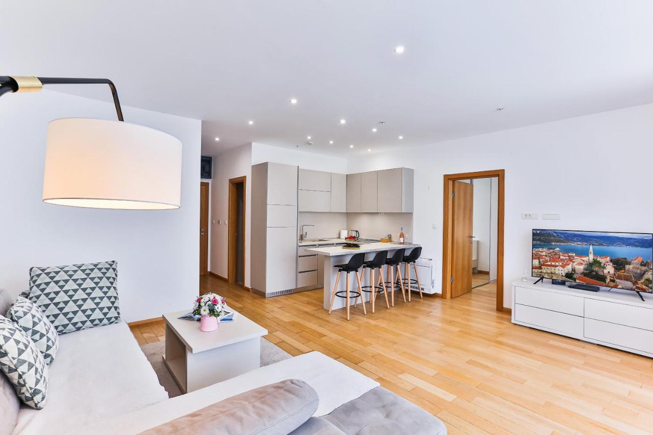 One-Bedroom Apartment with Balcony
