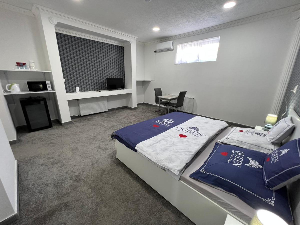 One-Bedroom Apartment with Pool View