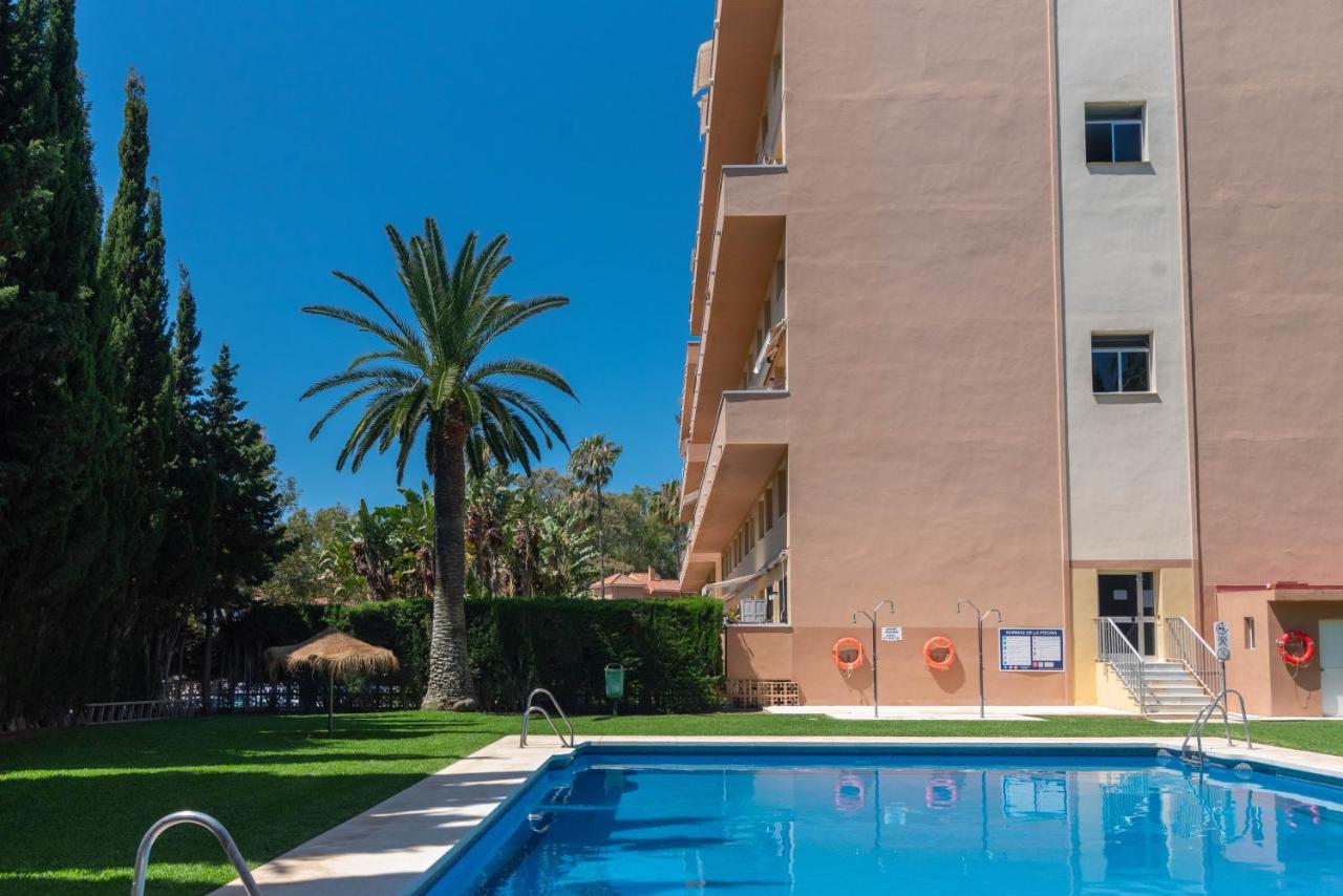 Cabopino Duplex, Swimming Pool, Beach 5min away, Chill out terrace and High-speed WiFi - Chambres d'hôtes Marbella
