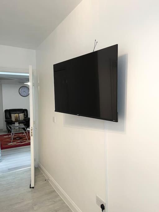Crescent 2 Bedroom Apartment - Ferienwohnung Goodmayes