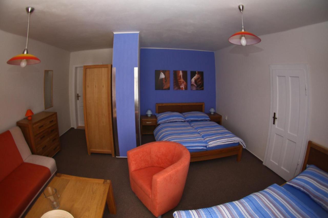 Dreibettzimmer mit Gartenblick