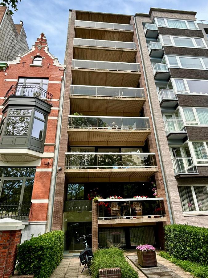 Large sunny and bright apartment with park view - B&B