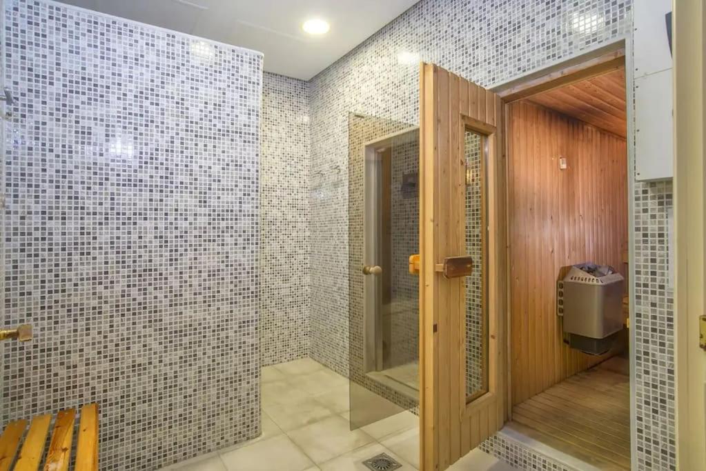 HAPPY Luxury Apartment - Beachside in Mar Azul, Estepona - B&B Estepona