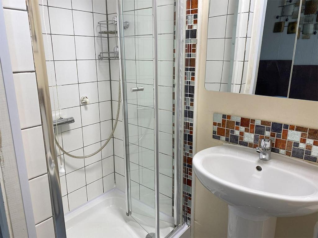 Doppel-/Zweibettzimmer mit Dusche