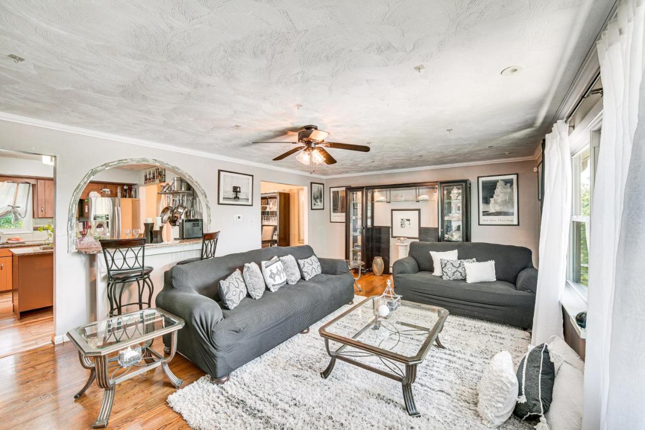 3 Mi to Lake Redman: Home w/ Furnished Pergola! - Chambres d'hôtes York