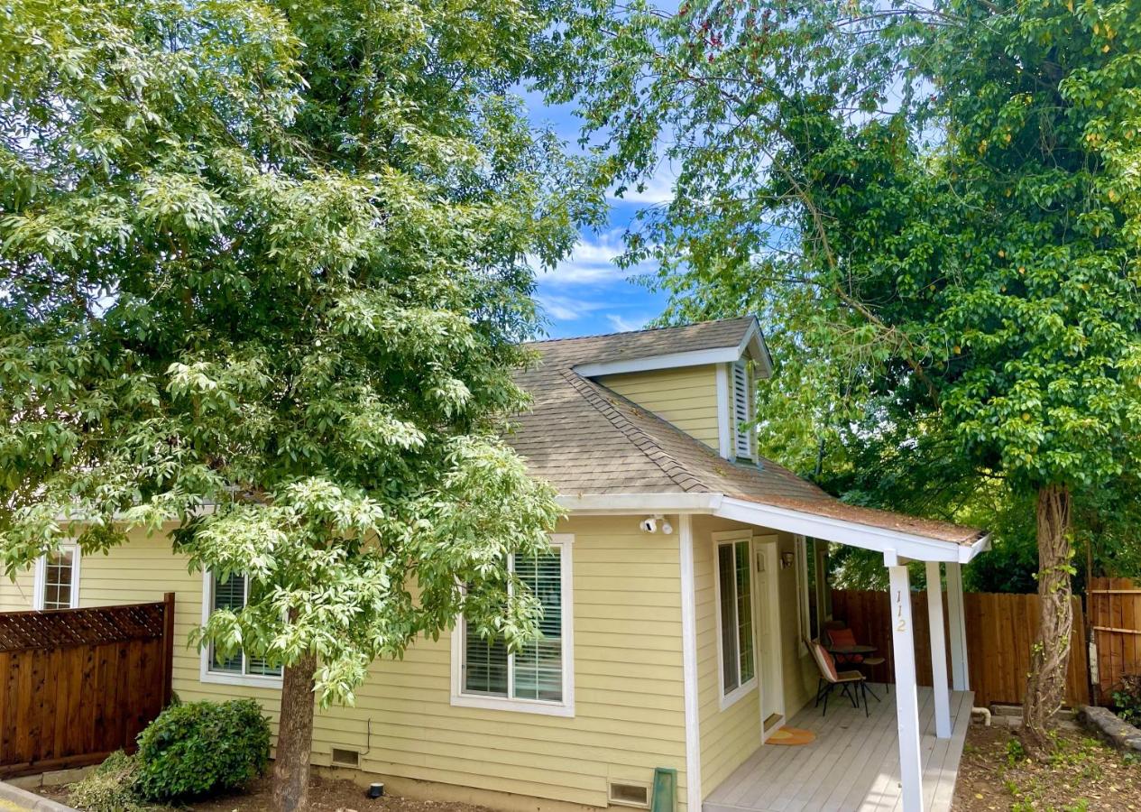 Charming Downtown Cottage - B&B
