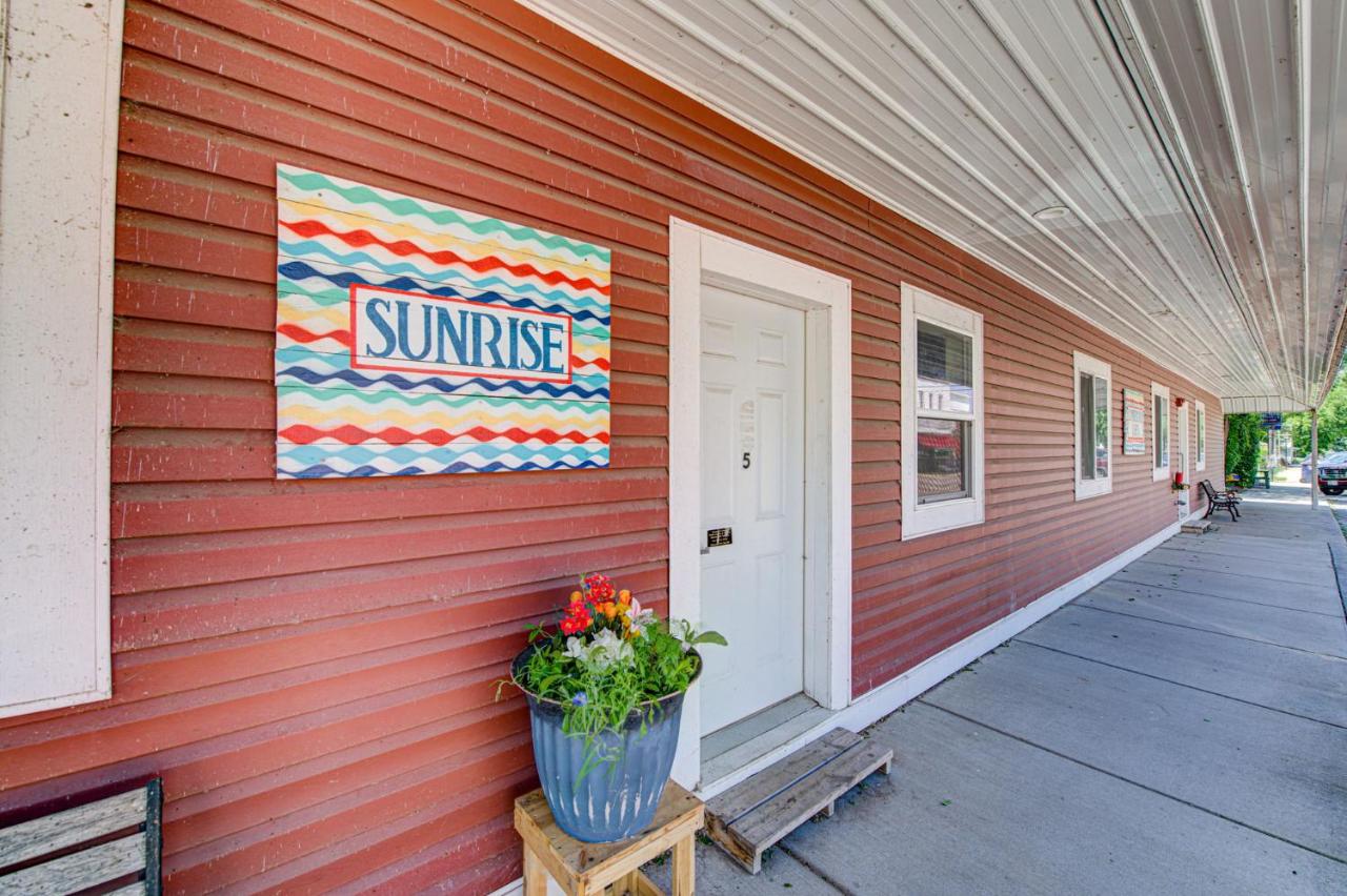 Sunbeam Condo - Beautiful 2 Bedroom Stay by Beach - B&B