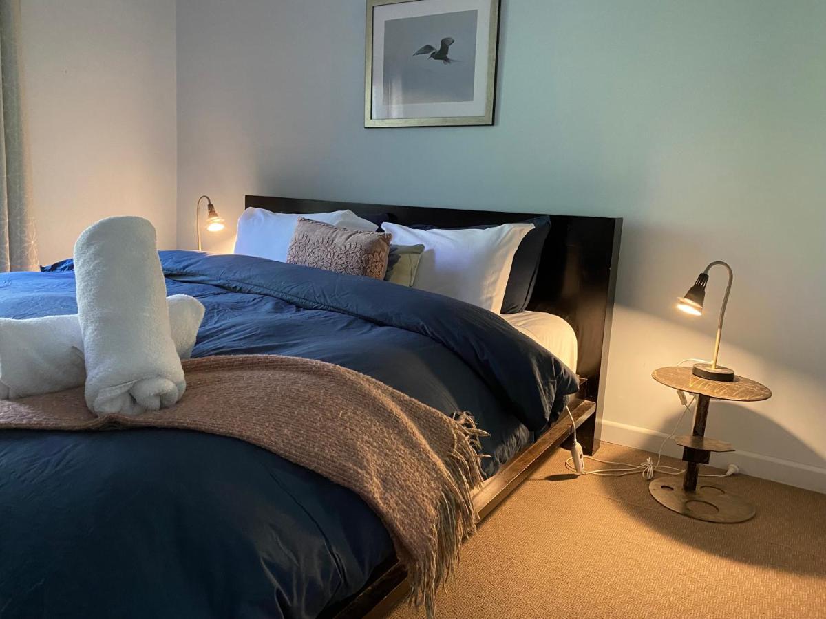 Large Three-Bedroom Cottage with Private Hot Tub - Salt Spring
