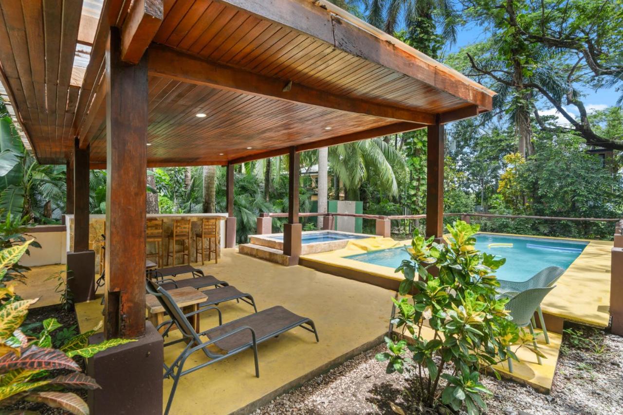 Spacious 3-Bedroom Coastal Home with Shared Pool, Outdoor Living & Steps to Playa Potrero - Chambres d'hôtes Potrero