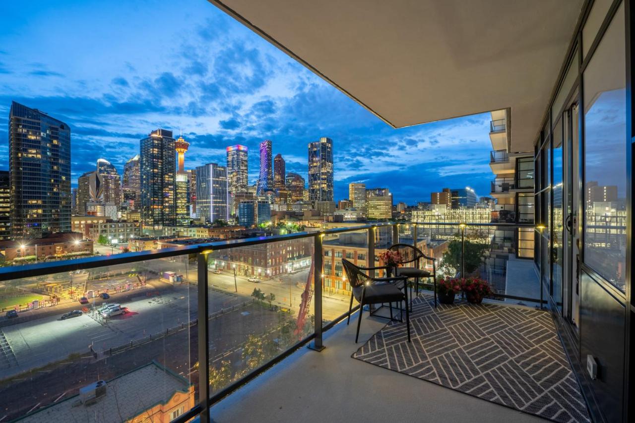 "The Draper" - Luxury Corner Unit w Tower View, - Near Stampede, Saddledome, BMO Centre! FREE Parking, Banff Pass, & Wine! - B&B