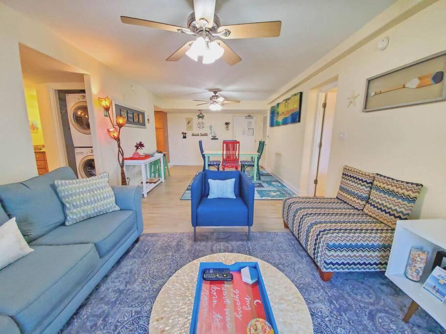 Enjoy Sunsets at Fully Equipped 2BR Condo on Beach - B&B