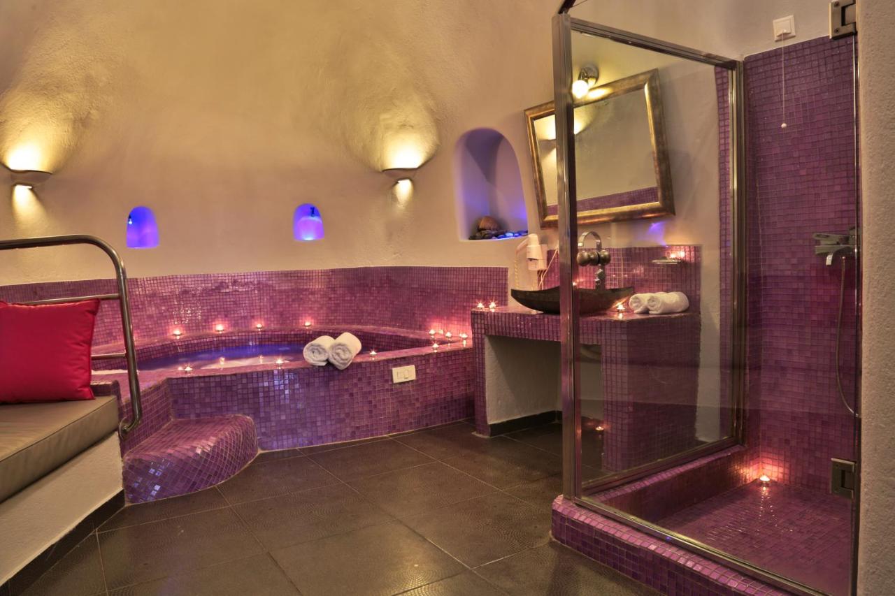 Cave Suite with Indoor Jetted Tub and Caldera View