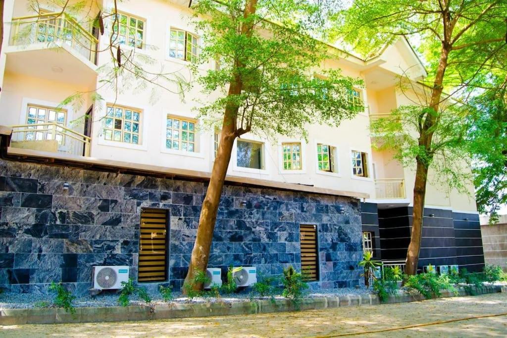 Luxury Oasis 2 - Entire 2 Bedroom Apartment in Abuja with Pool, Gym, WiFi, Balcony, and Garden - B&B
