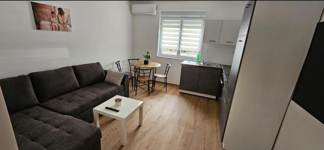 Mara - Ferienwohnung Zmijavci