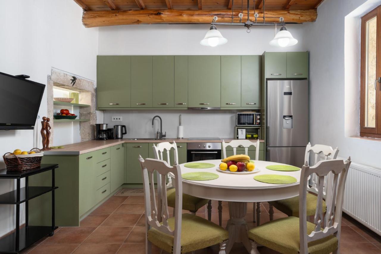 The Olive Mill House - Luxe Villa, Classic Charm - B&B