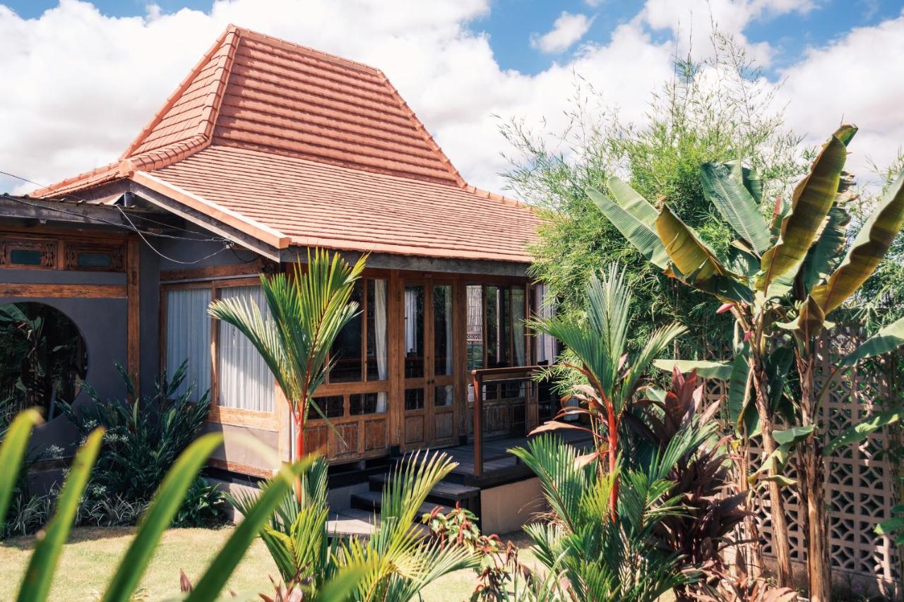 Joglo Adore, 3-Br Villa, Private Pool - Bed and Breakfast Canggu