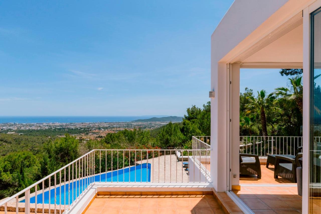 Villa Bellavista has stunning views and a private infinity pool - Bed and Breakfast