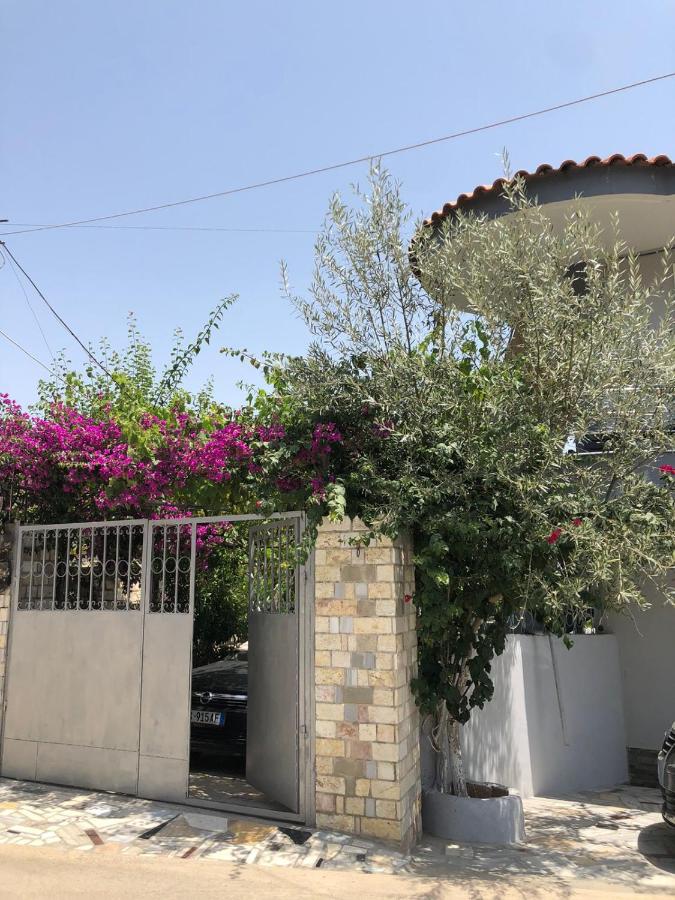 Mona's guesthouse - B&B