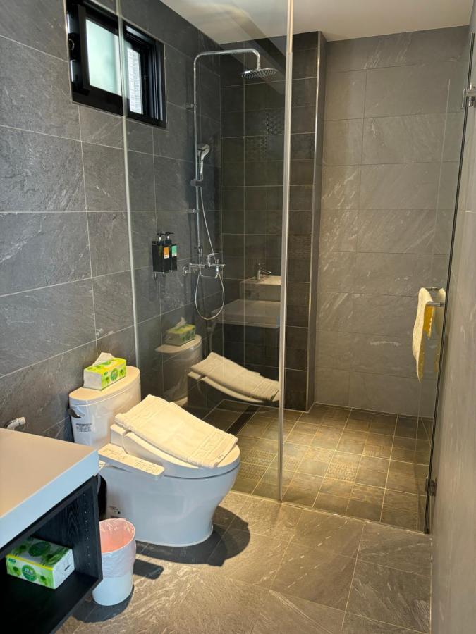 Habitación con cama grande