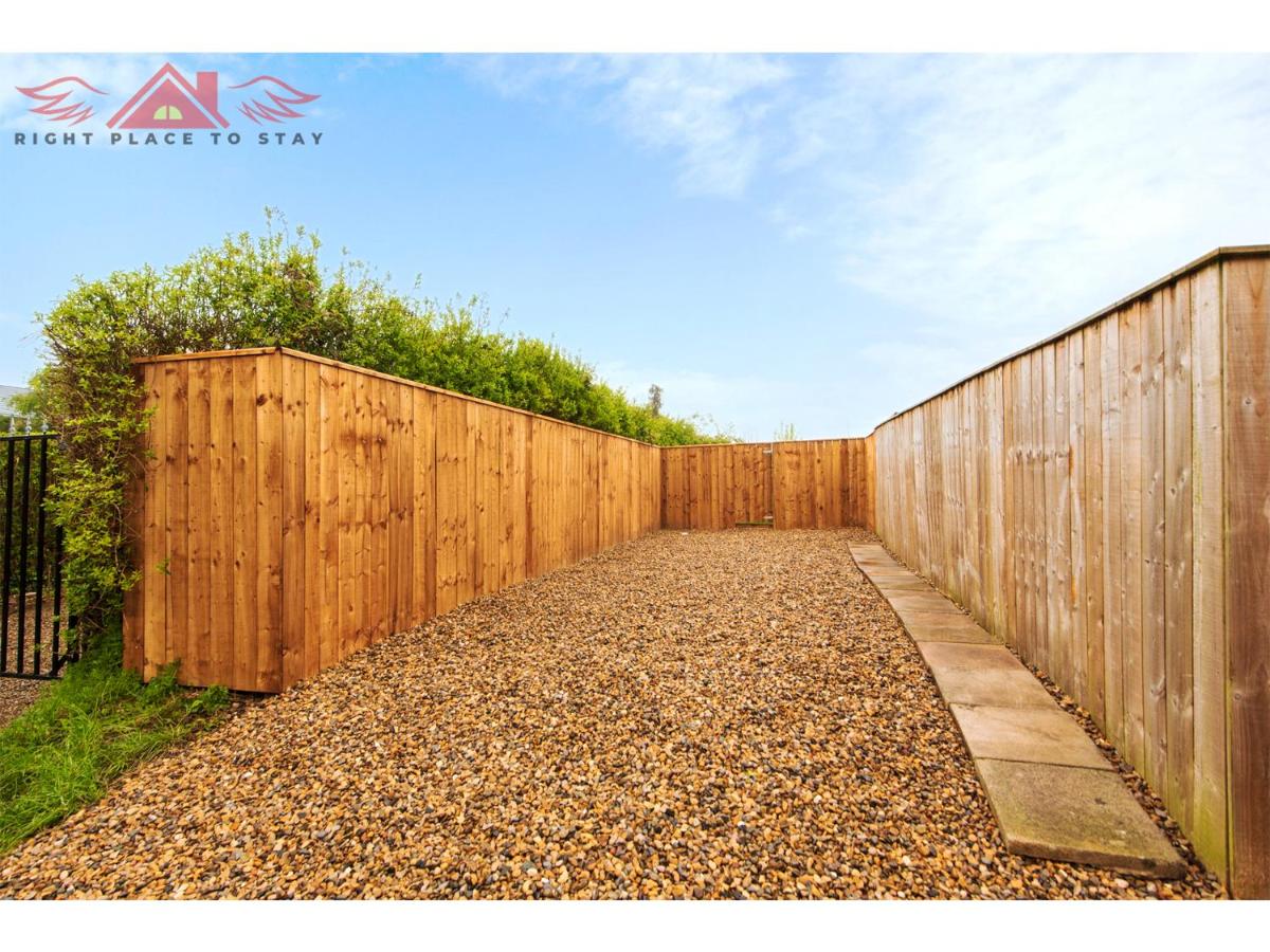 Spacious 3BR Darlington Home near City Centre with Garden & Parking - B&B